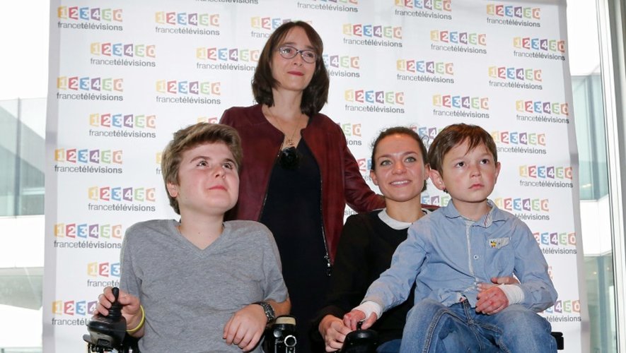 La présidente de France Television Delphine Ernotte pose avec des enfants lors d'une séance photo pour le 29ème Téléthon à Paris le 4 novembre 2015