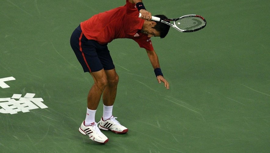 Le Serbe Novak Djokovic casse sa raquette de rage après un point perdu lors de sa demi-finale à Shanghai, le 15 octobre 2016
