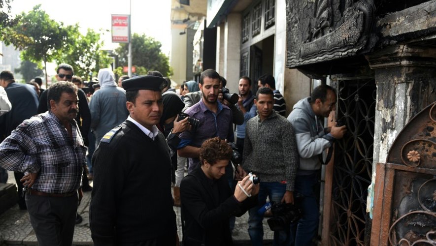 Des policiers et inspecteurs devant l'entrée du discothèque où s'est produite une attaque au cocktail Molotov faisant 16 morts, le 4 décembre 2015 au Caire, en Egypte