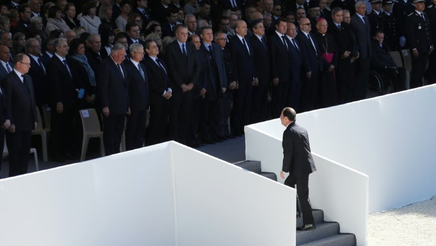 Le président François Hollande rejoint la tribune officielle, lors de la cérémonie, le 15 octobre 2016, en hommage aux victimes de l'attentat de Nice
