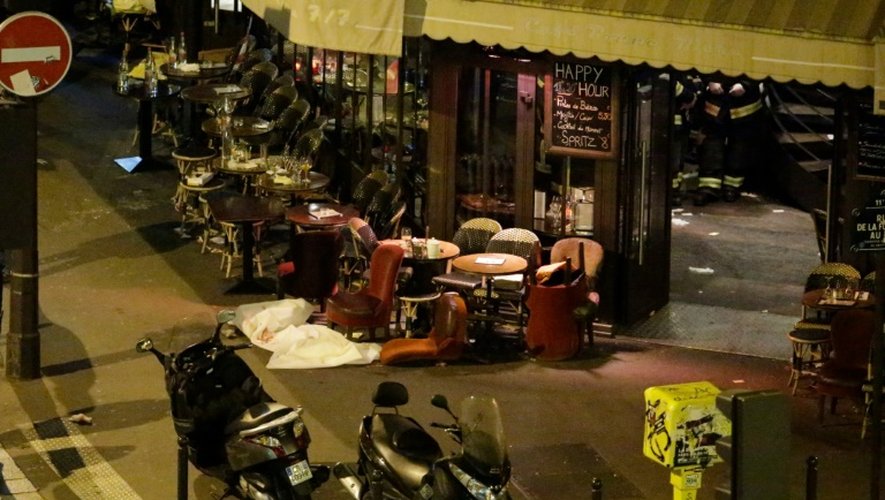 Les corps de victimes recouverts d'un linge blanc le 13 novembre 2015 devant le café "A La Bonne Bière" à Paris