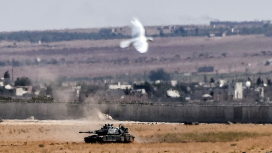 A la ville frontière d'Elbeyli, un tank turc revient de combats contre les jihadistes de l'EI sur le sol syrien, le 4 septembre 2016