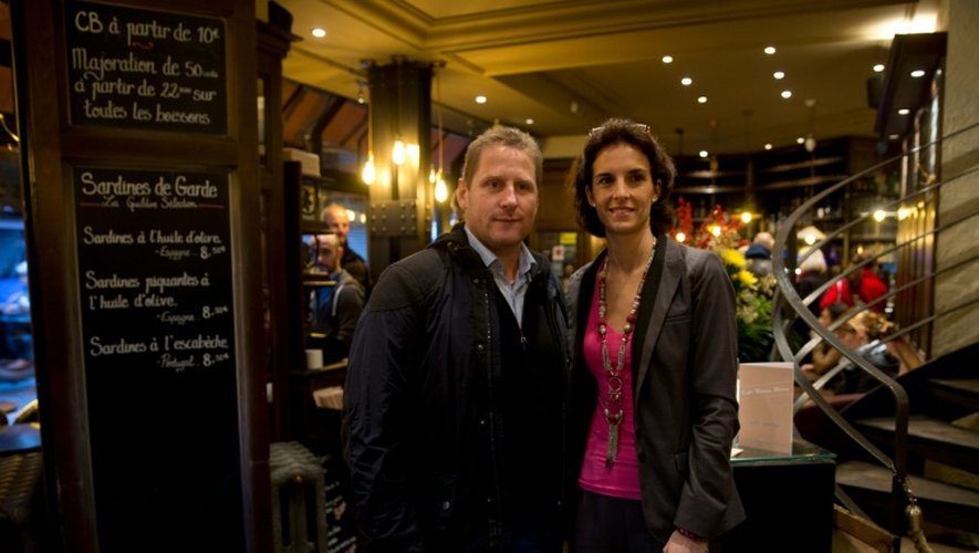Romain Debray et Audrey Bily, les responsables de  "A la Bonne Biere", le 4 décembre 2015 à Paris lors de la réouverture de l'établissement