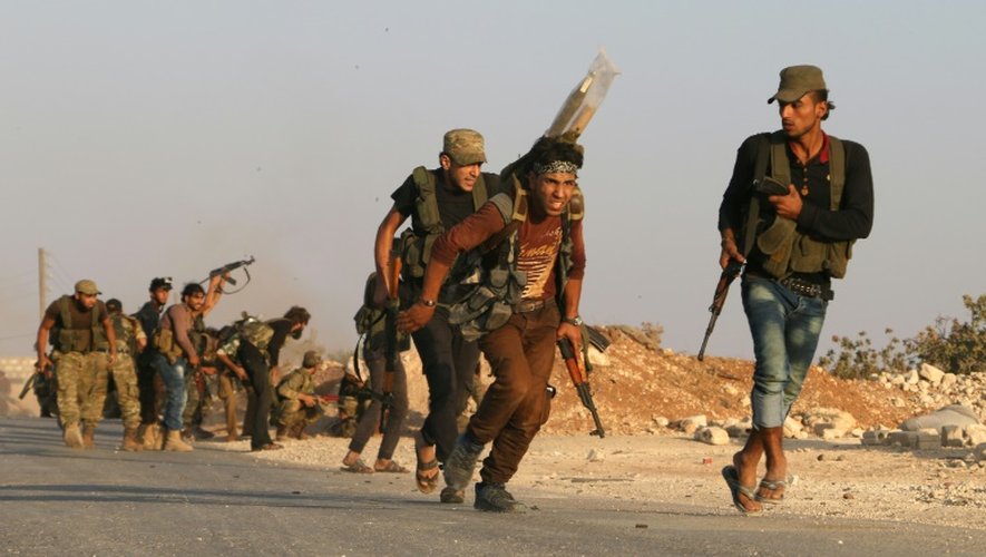 Des combattants de l'opposition syrienne en guerre contre le groupe jihadiste Etat islamique (EI) près du village de Yahmoul progressent vers Dabiq, le 10 octobre 2016
