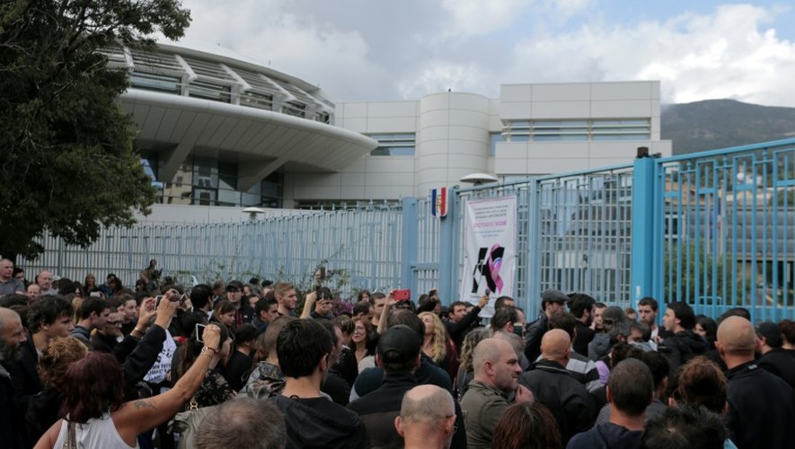 Manifestation devant la préfecture à l'appel des nationalistes pour protester contre le verdict de la cour d'assises spéciale de Paris contre trois jeunes Corses, le 15 octobre 2016
