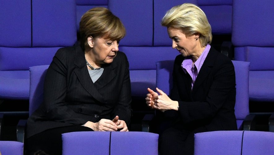 La Chancelière allemande Angela Merkel et la ministre de la Défense, Ursula von der Leyen, le 4 décembre 2015 au Bundestag, à Berlin