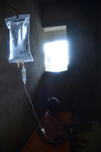 Un patient qui présente les symptomes du choléra est soigné à l'hôpital de Port-à-Piment, à Les Cayes le 14 octobre 2016