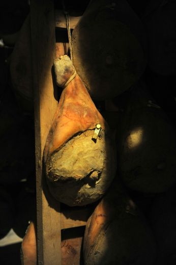 Un jambon en cours de séchage dans la ferme de Pierre Oteiza, à Banca le 19 septembre 2016