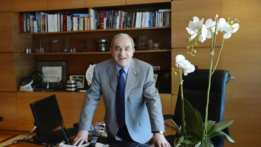 Le président de la FFT Jean Gachassin pose à son bureau, le 20 mai 2015 à Paris