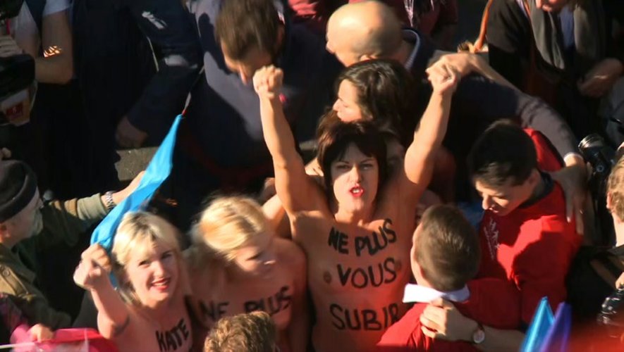 Capture d'écran de membres du groupe féministe Femen sont interpellés par le service d'ordre de la Manif pour tous, à Paris le 16 ocotbre 2016