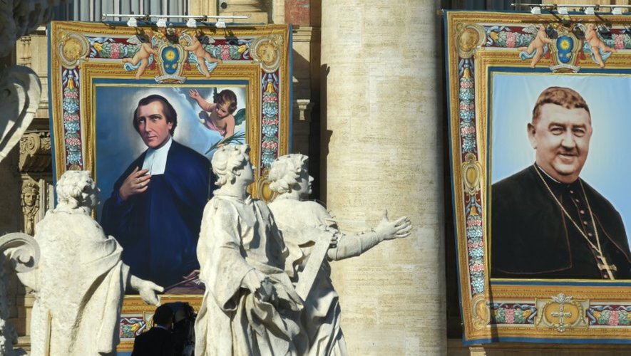 Le Français Salomon Leclercq, assassiné durant la Révolution française, et l'évêque espagnol Manuel Gonzales Garcia (D) ont été canonisé, le 16 octobre 2016 au Vatican