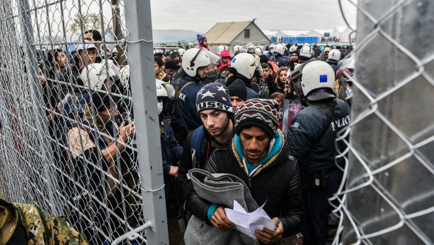 Des migrants attendent à la frontière entre la Grèce et la Macédoine près de la ville de Gevgelija le 4 décembre 2015