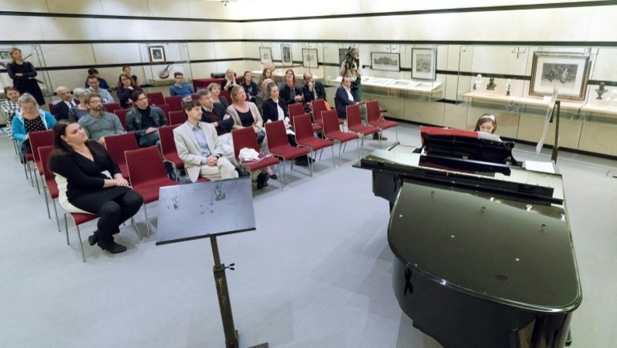 Des spectateurs regardent la petite Anglaise Alma Deutscher jouer du piano au Wiener Musikverein de Vienne, le 6 octobre 2016.