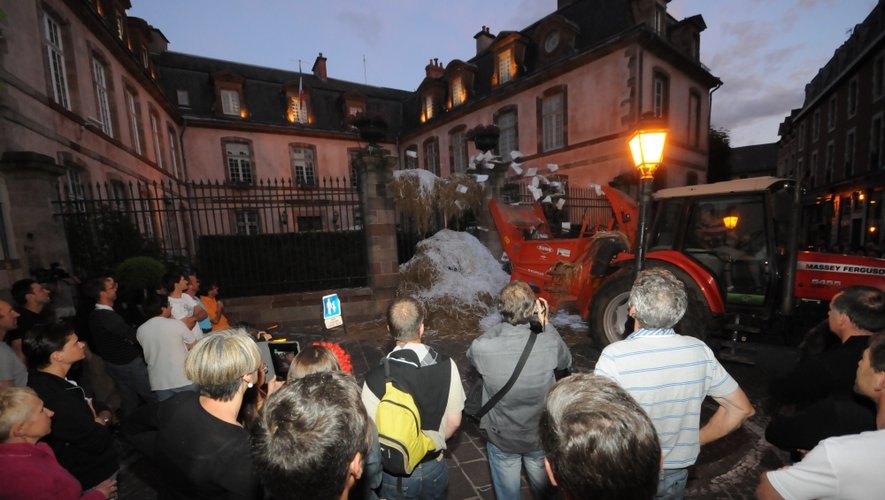 A plusieurs reprises, les agriculteurs ont manifesté leur mécontentement devant la préfecture de l'Aveyron.