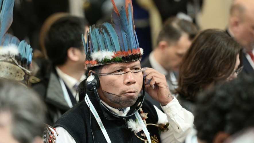 Un indien de la forêt amazonienne lors de la conférence sur le climat au Bourget près de Paris, le 4 décembre 2015