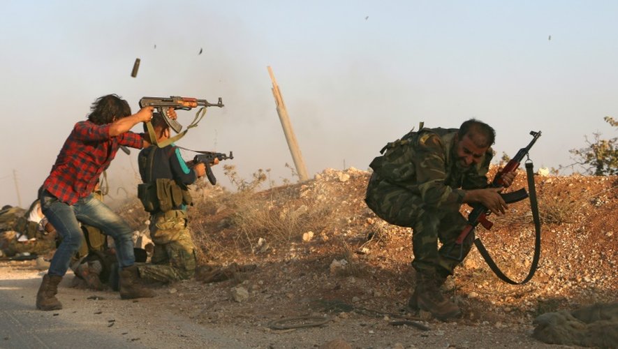 Des combattants de l'Armée libre syrienne combattent les jihadistes de l'EI à la périphérie de Dabiq, le 15 octobre 2016 en Syrie