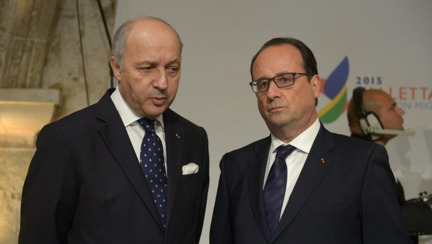 Le ministre des Affaires étrangères Laurent Fabius et le président de la république François Hollande à La Valette à Malte, le 11 novembre 2015