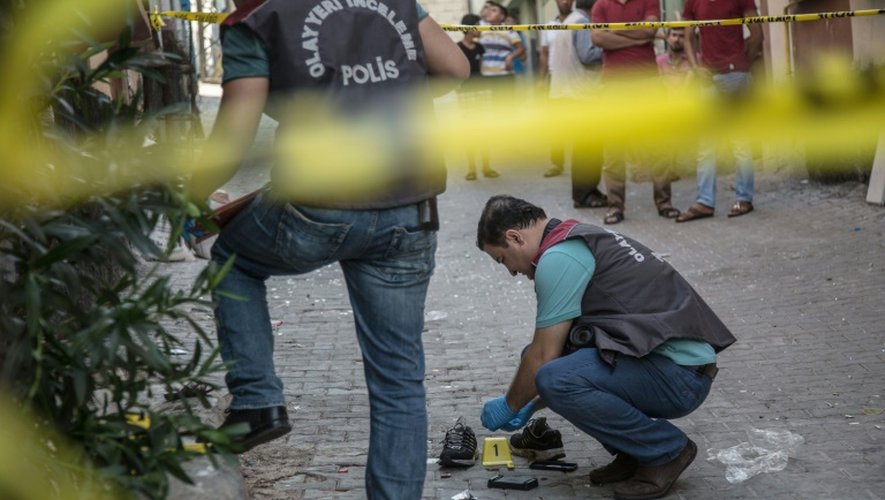 La police turque sur le lieu d'un précédent attentat suicide à Gaziantep, le 21 août 2016