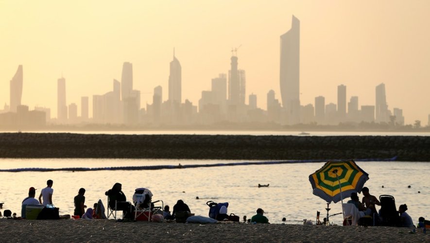 Vue sur Koweït City, depuis une plage de Salmiya, le 20 août 2016