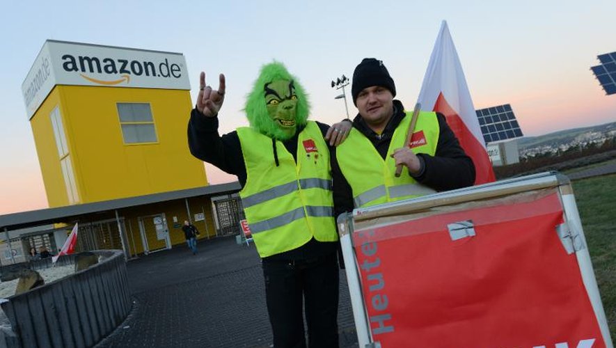Le 16 décembre 2013, des employés d'Amazon Allemagne en grève devant le centre de logistique du groupe à Bad Hersfeld, dans le centre de l'Allemagne