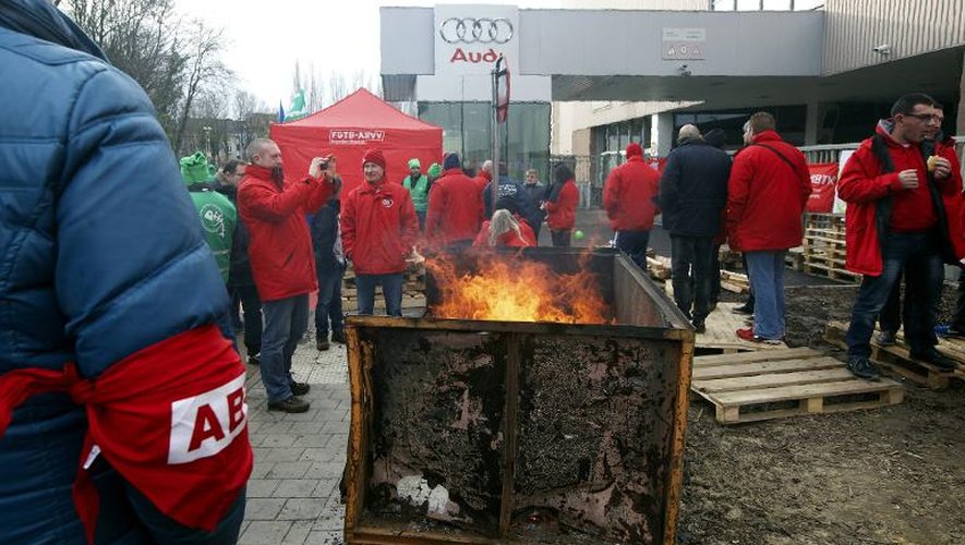 Des ouvriers bloquen l'entrée de l'usine Audi de Vorst-Forest lors d'une grève générale le 8 décembre 2014