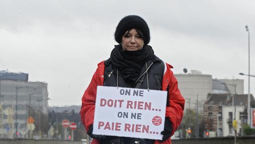 Une femme participe au blocage d'une des entrées de Bruxelles le 8 décembre 2014
