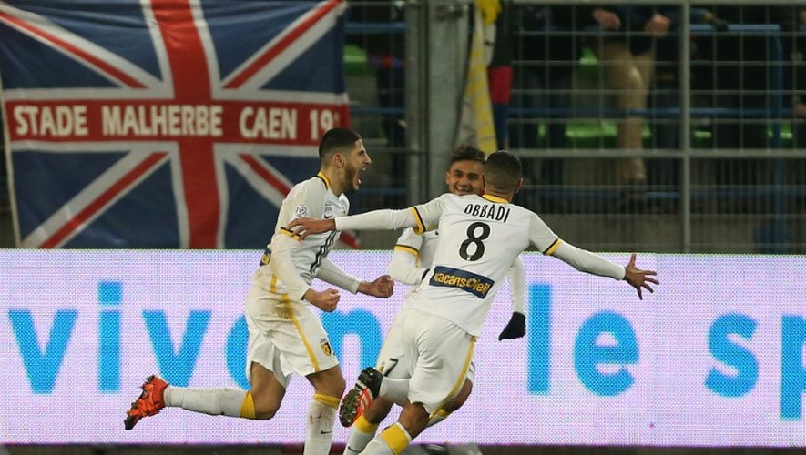 Yassine Benzia (g), fête l'un de ses deux buts pour Lille avec ses coéquipiers Sofiane Boufal et Mounir Obbadi, le 5 décembre 2015 à Caen