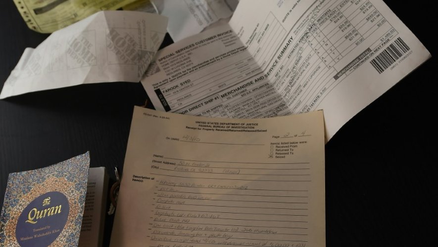 Un exemplaire du Coran et des papiers saisis par le FBI dans la maison des auteurs de la tuerie de San Bernardino , le 4 décembre 2015