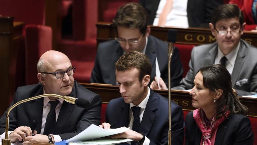 Le ministre de l'Economie Emmanuel Macron (c) à l'Assemblée nationale le 22 octobre 2014