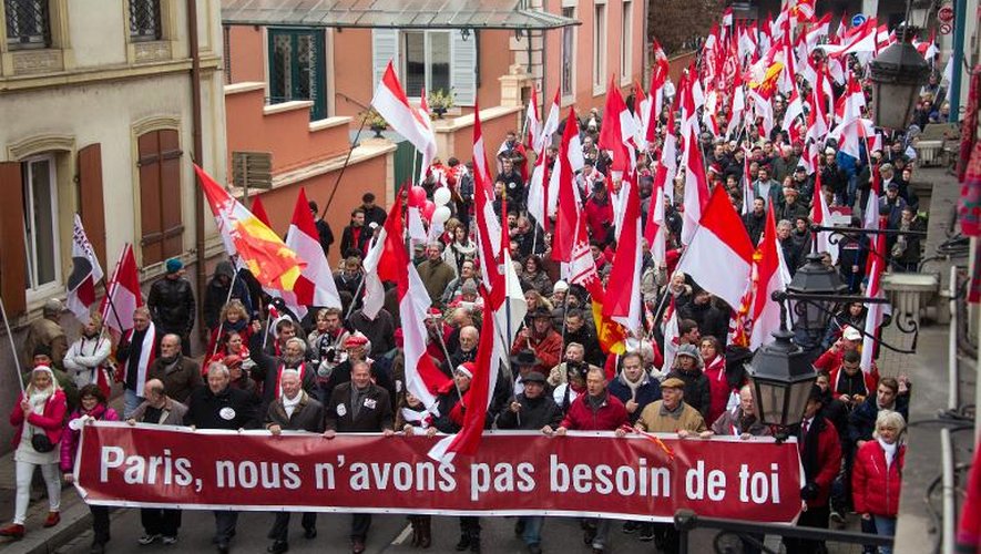 Des manifestants dans les rues de Mulhouse défilent le 7 décembre 2014 contre la fusion de l'Alsace