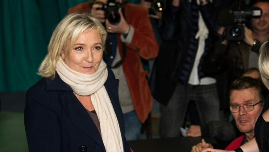 Le présidente du Front national Marine Le Pen, candidate dans la région  Nord-pas-de-Calais-Picardie, vote pour à Hénin-Beaumont (Pas-de-Calais), le 6 décembre 2015