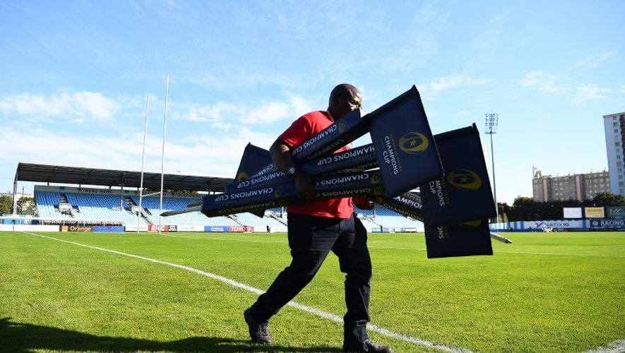 Des piquets sont enlevés autour du terrain de rugby du stade Yves du Manoir à Colombes après le report du match Racing 92-Munster en raison de la mort d'un des entraîneurs du Munster, le 16 octobre 2016