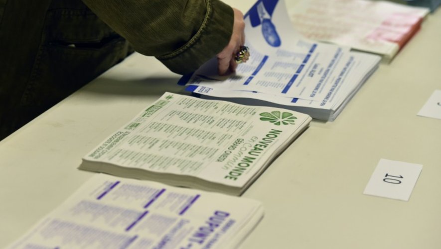 Un électeur s'apprête à voter pour les régionales, le 6 décembre 2015 à Martres-Tolosane (Haute-Garonne)