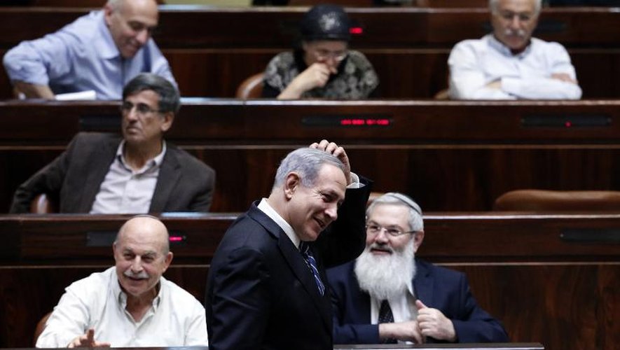 Le Premier ministre israélien Benjamin Netanyahu rejoint son siège avant la dissolution de la Knesset, le 8 décembre 2014 à Jérusalem