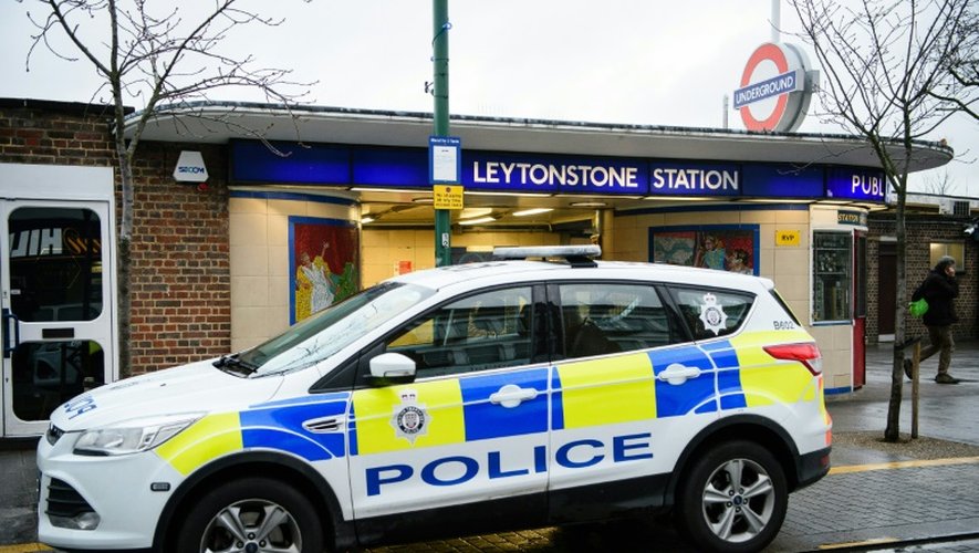 Une voiture de police devant la station de métro de Londres où a eu lieu l'attaque au couteau qui a fait trois blessés, le 6 décembre 2015