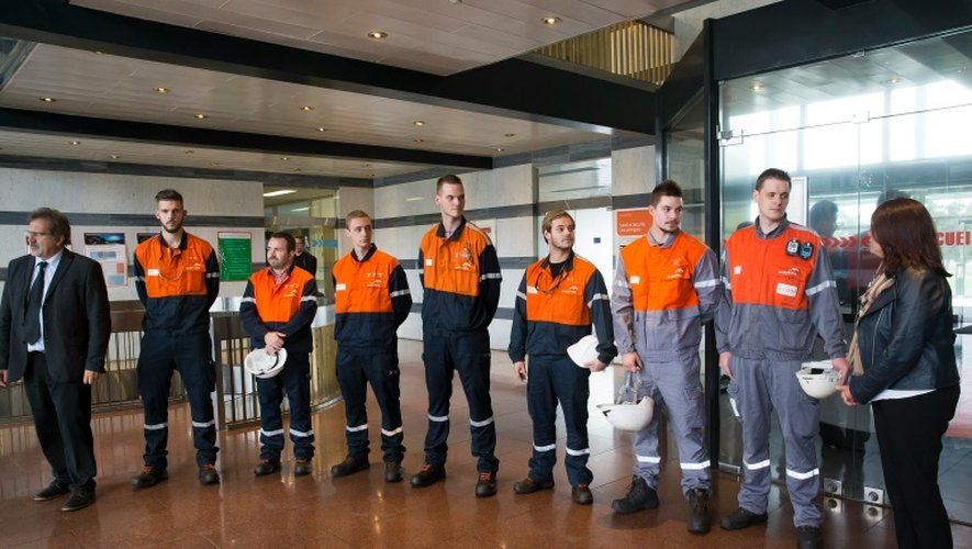 Des employés de ArcelorMittal attendent l'arrivée du président Hollande, le 17 octobre 2016 à Florange