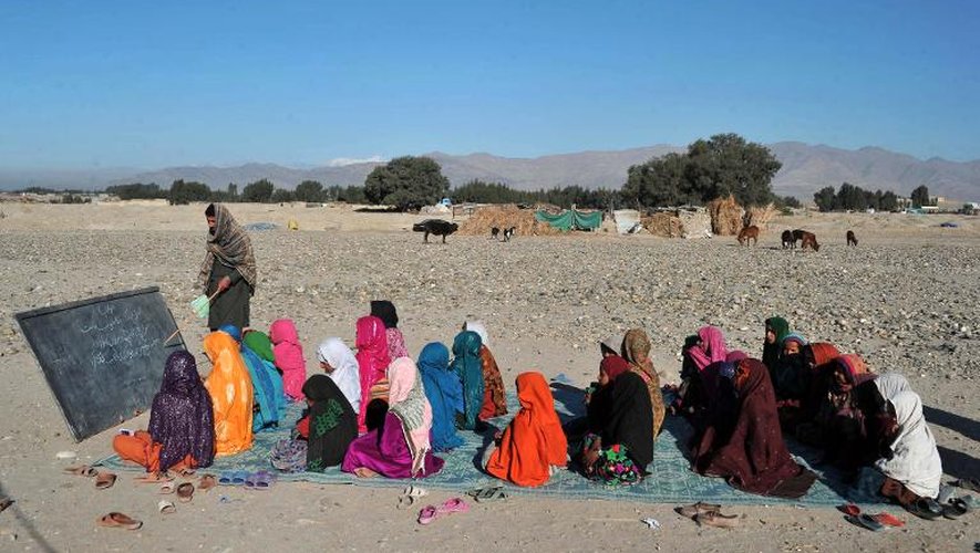 Des enfants étudient en plein air à Jalalabad, en Afghanistan, le 16 février 2014