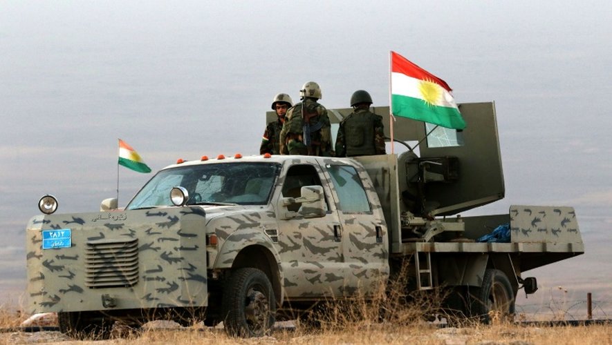 Des combattants peshmergas kurdes le 17 octobre 2016 sur le mont Zardak à 25 km au nord de Mossoul