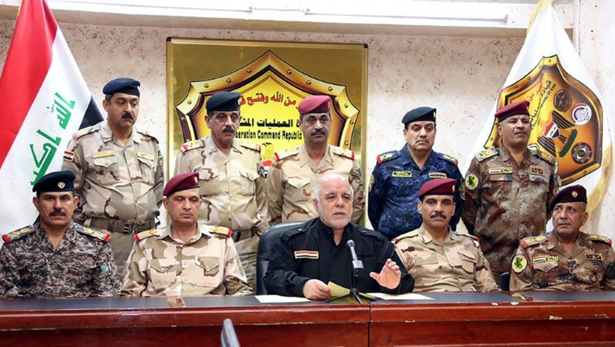 Le Premier ministre irakien Haidar al-Abadi (C) entouré de militaires lors d'une déclaration le 17 octobre 2016 à Bagdad