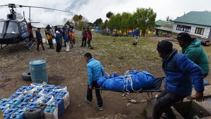 Des secouriste évacuent le corps d'une victime d'un tremblement de terre à l'aéroport de Lukla, le 28 avril 2015