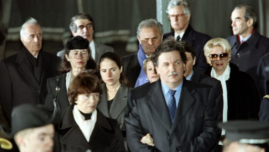 Anne Pingeot et sa fille Mazarine derrière Danièle et Jean-Christophe Mitterrand lors des obsèques de François Mitterrand le 11 janvier 1996 à Paris