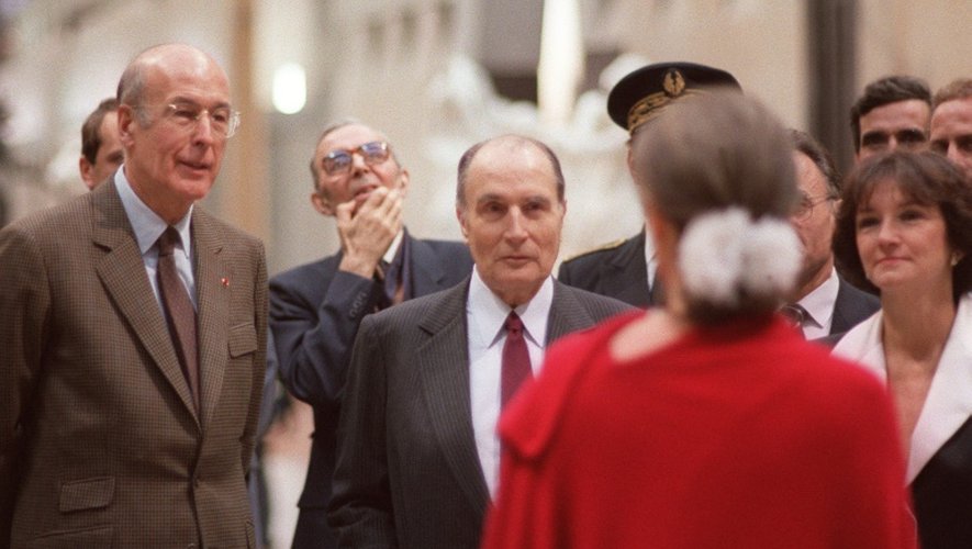 Valéry Giscard d'Estaing, François Mitterrand, Françoise Cachin et Anne Pingeot (de dos) le 1er décembre 1986 lors de l'inauguration du musée d'Orsay à Paris