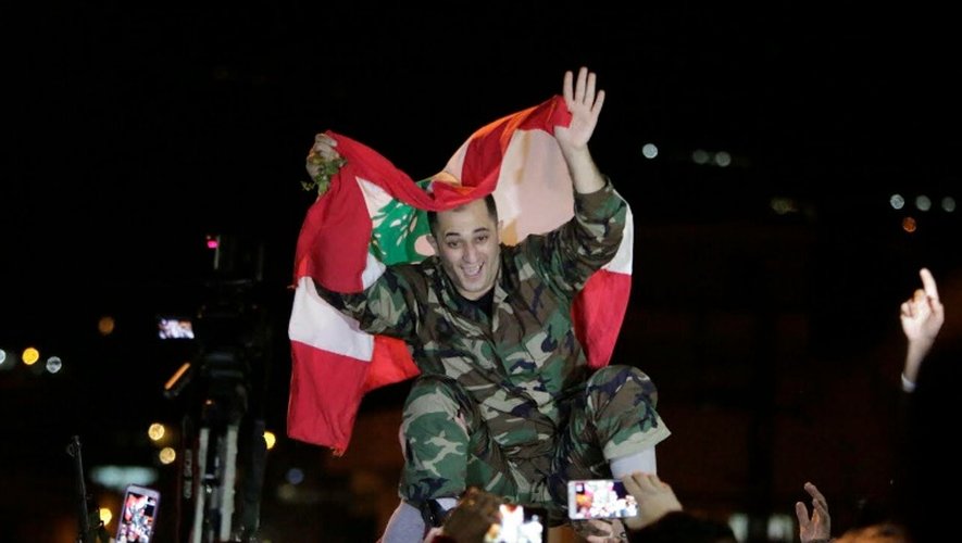 Le soldat libanais George al-Khoury célèbre sa libération après 16 mois de captivité, le 2 décembre 2015 dans son village de Kobayat (nord du Liban)