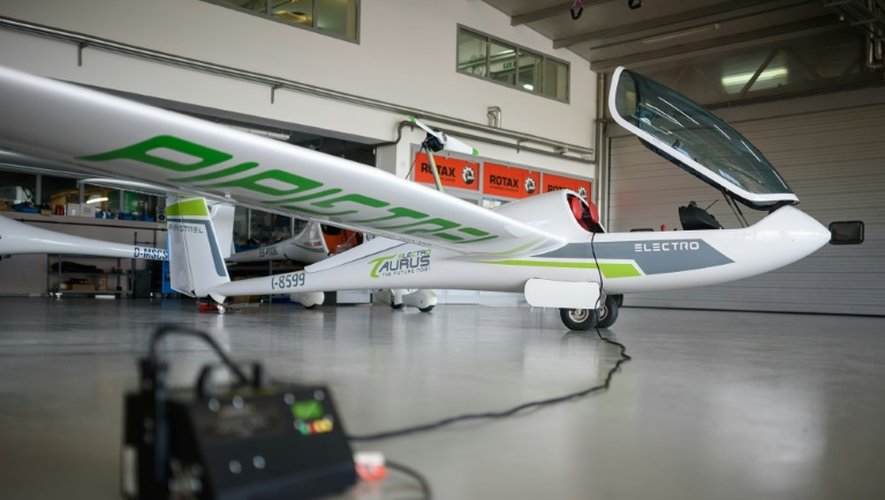 L'avion électrique biplace Taurus dans un hangar d'Adjdovscina en Slovénie, le 10 novembre 2015