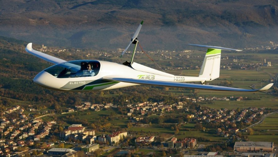 L'avion électrique biplace Taurus dans le ciel d'Ajdovscina en Slovénie, le 10 novembre 2015