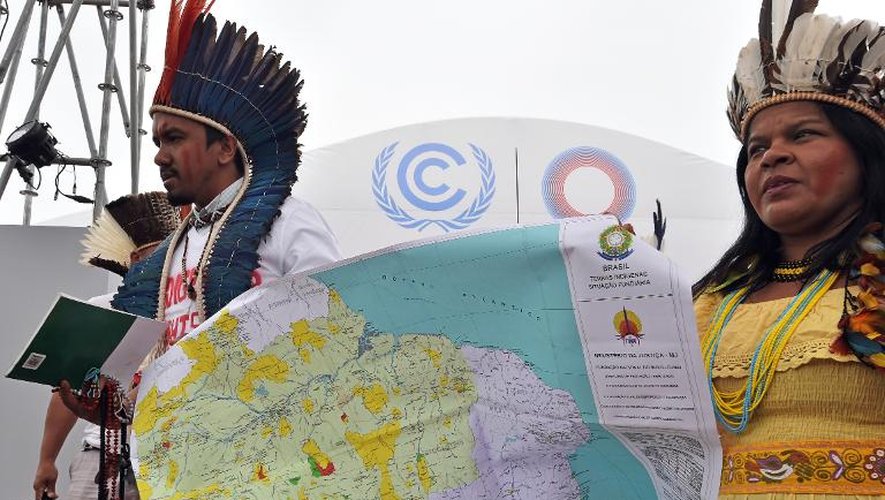 Des membres de l'Association des peuples indigènes du Brésil manifestent pour leurs droits, lors de la conférence internationale de l'ONU sur le Climat, le 8 décembre 2014 à Lima