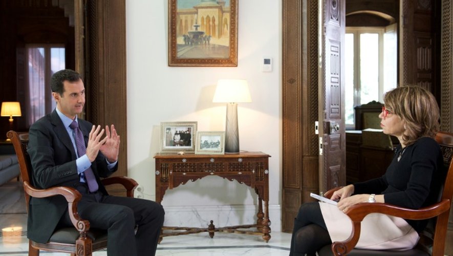 Une capture d'écran fournie par la SANA le 6 décembre 2015 du président syrien Bachar al-Assad  lors d'un interview avec une journaliste du Sunday Times à Damas, le 6 décembre 2015