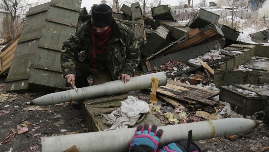 Un militaire ukrainien prépare un mortier le 8 décembre 2014 à Pisky dans la région de Donetsk