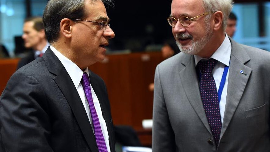 Le ministre grec des Finances Gikas Hardouvelis (g) et le président de la Banque Européenne d'investissement, le 9 décembre 2014 à Bruxelles