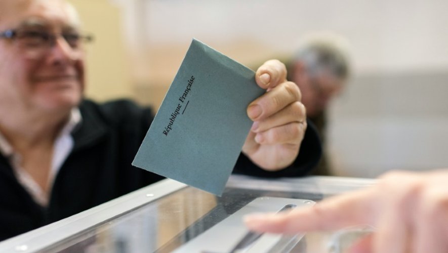 Un électeur vote pour le premier tour des élections régionales à Limonest près de Lyon, le 6 décembre 2015